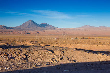智利阿塔卡马沙漠圣佩德罗阿塔卡马附近的利坎卡布尔火山美景