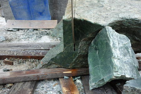 玉石加工一种用来切割加拿大开采的玉石的大锯子.照片