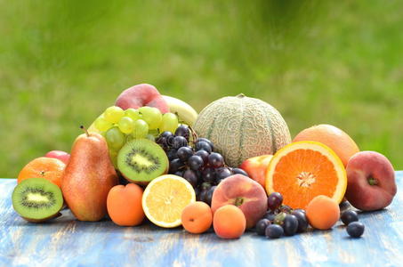 花园里各种各样的水果摆在桌上