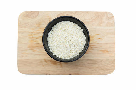 生米放在碗里，放在砧板上，放在白坝上