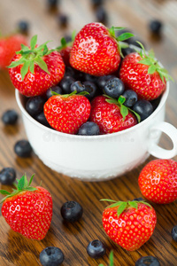 一碗草莓和蓝莓