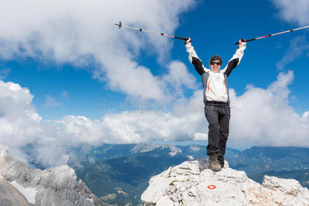 女登山者庆祝成功登高