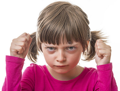 的失眠和愤怒,显示闹钟时间为上学做好准备,在困难中醒来,早上孩子