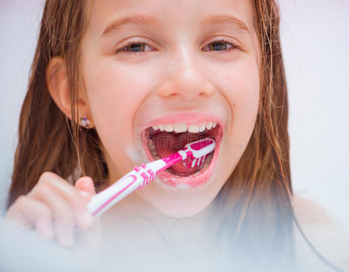 小女孩在洗澡刷牙照片