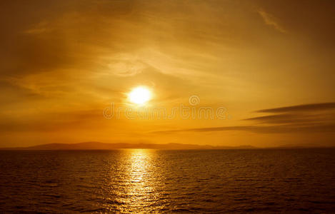 海上日落。天空中灿烂的太阳。海滩景观