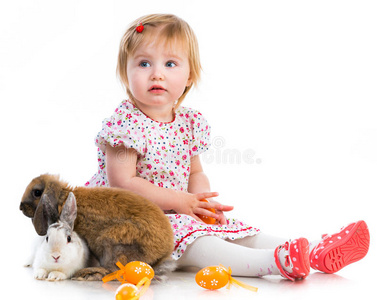 带着两只兔子的小女孩