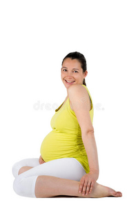 微笑的孕妇在做运动