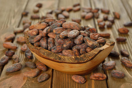 可可豆加工木碗里的可可豆照片
