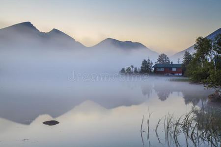 雾山湖景。