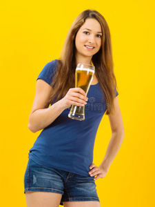 微笑着喝着啤酒的年轻女子