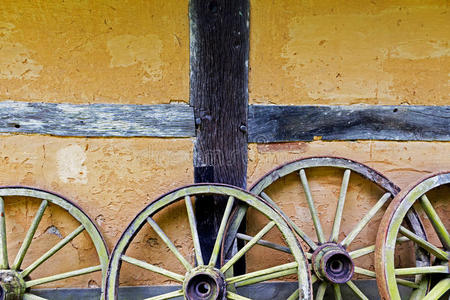 房子的旧砖墙上的车轮