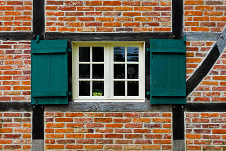 半木结构房屋砖墙的百叶窗