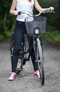 准备骑自行车旅行的女人