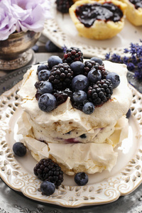 蓝莓黑莓巴甫洛娃蛋糕