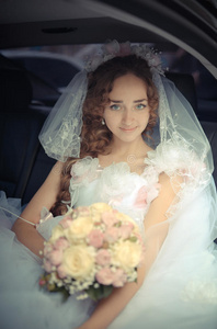 美丽新娘在车上的画像