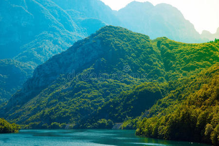 山峦密布，小河整齐