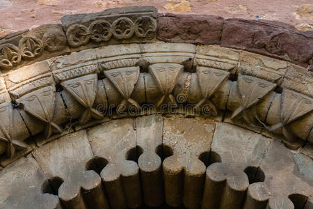 罗马式圣埃斯特班阿拉米尔圣埃斯特班教堂的精美拱门