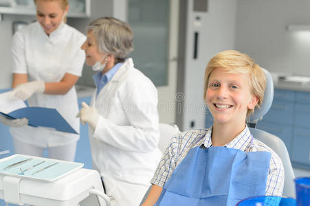 牙科检查青少年病人和牙医护士