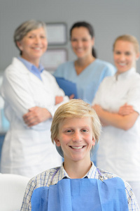 青少年患者专业牙医团队检查