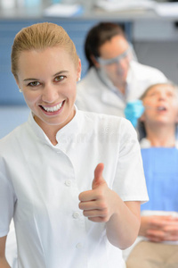 牙科助理牙医检查病人竖起大拇指