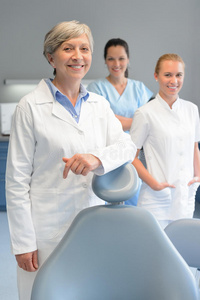 牙科手术专业牙医团队女性