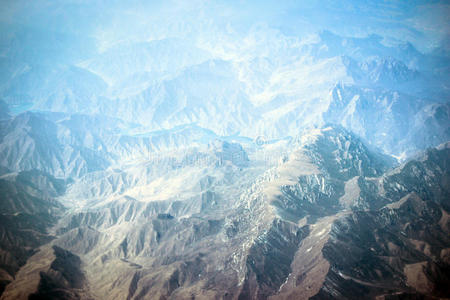 从飞机俯瞰山脉