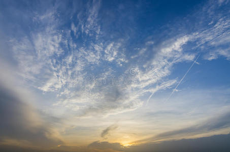 有太阳背景的天空