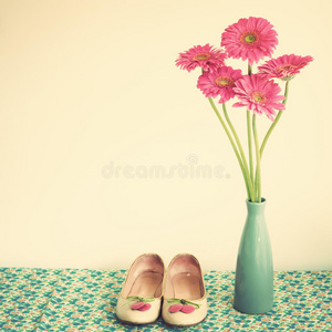 粉色的花朵和少女的鞋子