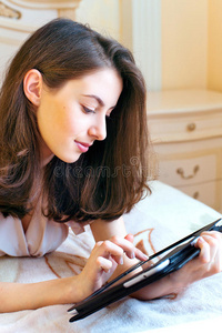 年轻漂亮的女人用数字平板电脑