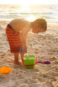 在日落海滩玩耍的孩子