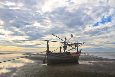 海滩上的渔船