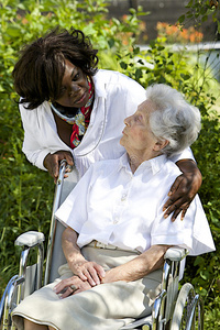 从照顾者到老年人的舒适和支持的象征