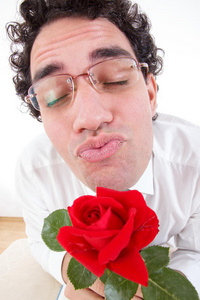 浪漫的男人和玫瑰亲吻