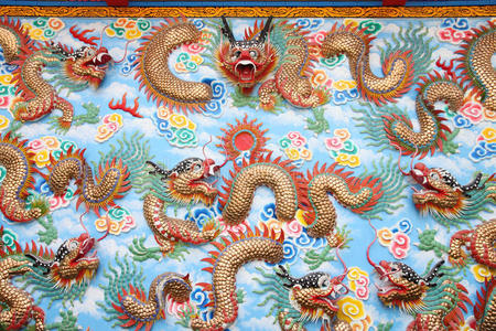 中国寺庙墙上的龙雕。