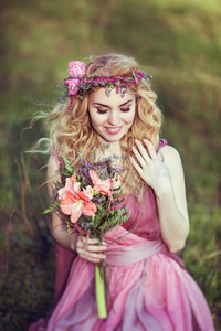 一个漂亮的金发女孩的画像，穿着粉红色的裙子，带着一束花
