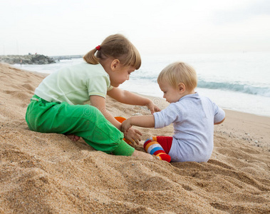 孩子们在玩沙子