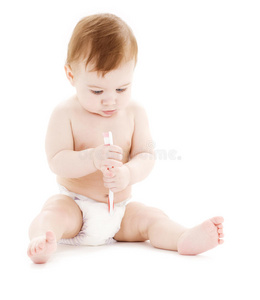 穿着尿布的男婴拿着牙刷