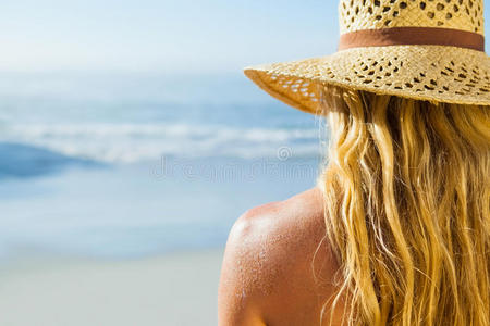 海滩上戴着太阳帽的金发美女