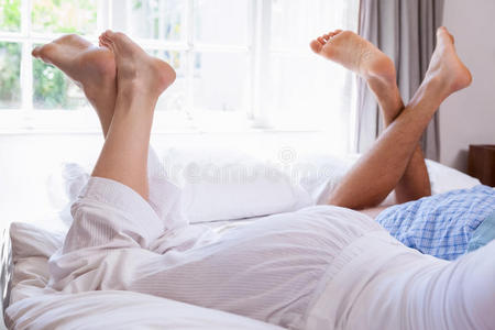 备用床情侣腿躺在床上照片