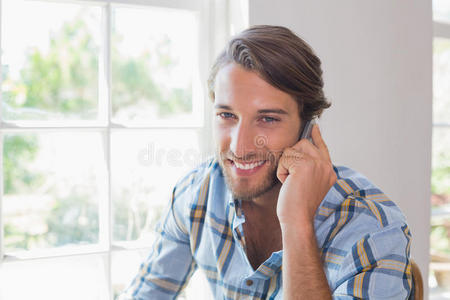 笑容可掬的男人在智能手机上聊天