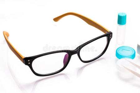 眼镜和隐形眼镜盒