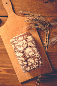 在木板上的面包，触摸起来的复古风格