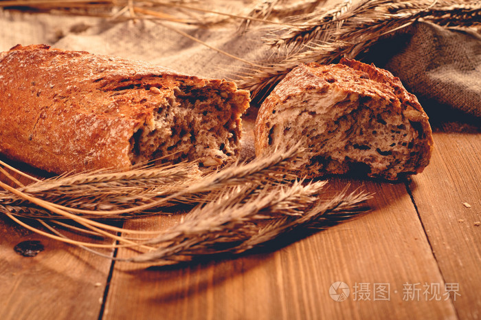在木板上的面包触摸起来的复古风格
