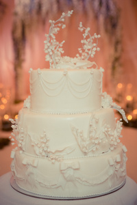 美丽的白色婚礼蛋糕