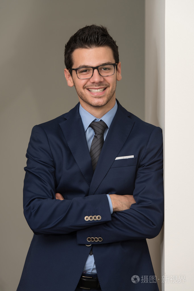 年轻英俊的商人蓝色西装