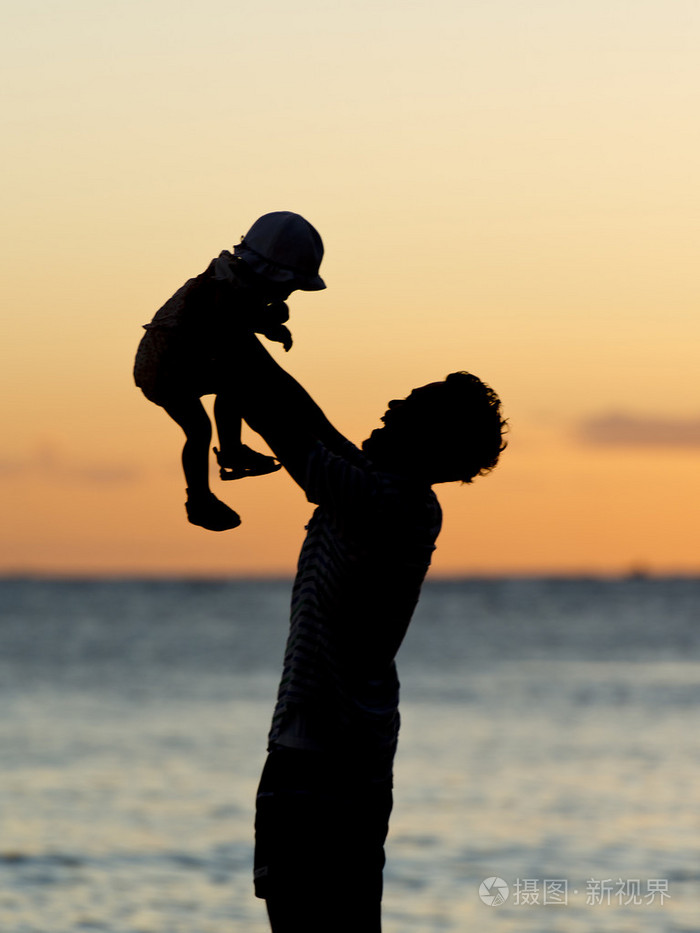 男人抱着他的孩子