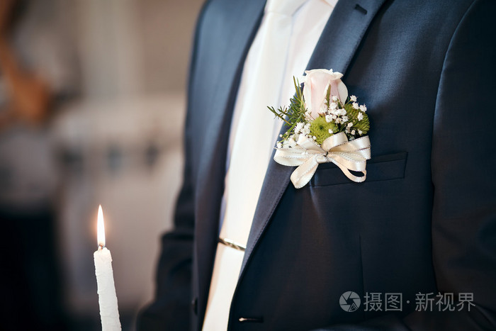 在教堂的婚礼仪式 新郎在西装和胸花货舱照片 正版商用图片1geat2 摄图新视界