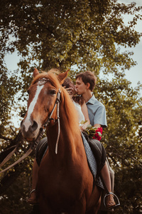 年轻美丽的夫妇与一匹马。过滤。选择性的焦点