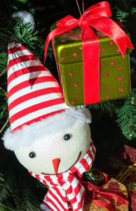 有趣的圣诞玩具。雪人站在冷杉树汁上