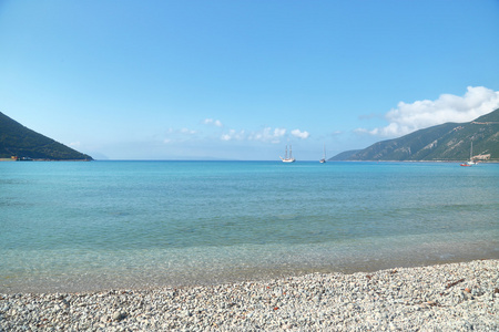 与平静的水域 地平线和船 vassiliki 莱夫卡达海景